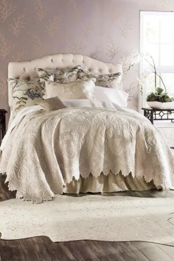 Marguerite Scalloped Quilt