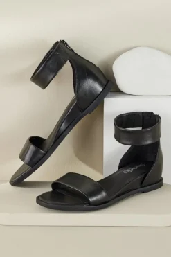 Seychelles Honeysuckle Sandal